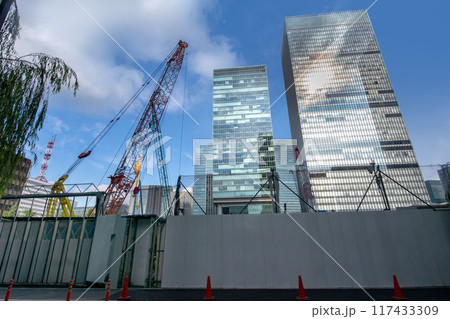 東京都中央区八重洲、再開発地区の建設現場 117433309