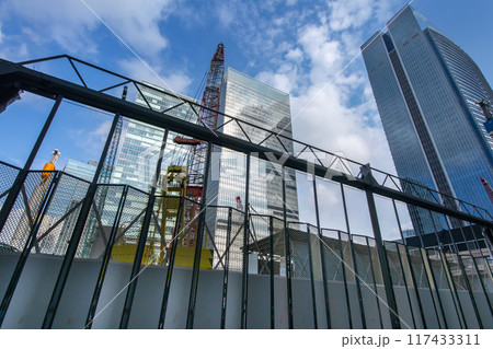 東京都中央区八重洲、再開発地区の建設現場 東京都中央区八重洲、再開発地区の建設現場 117433311