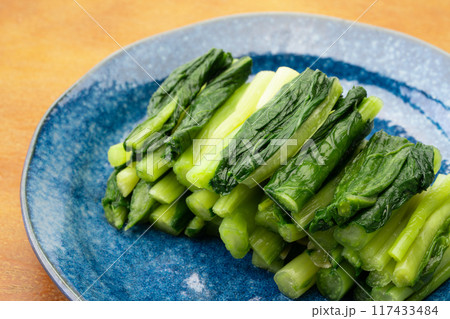お皿に盛り付けた野沢菜漬けのクローズアップ お皿に盛り付けた野沢菜漬けのクローズアップ 117433484