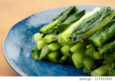お皿に盛り付けた野沢菜漬けのクローズアップ 117433485