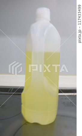 プラスチック製のプラスチックボトルサラダオイル 117433499