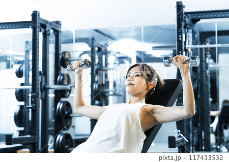 スポーツジムでトレーニングする若い女性 117433532