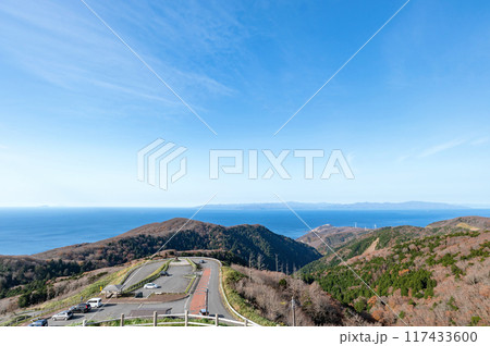 【青森県：津軽海峡を望むパノラマ】眺瞰台から北海道、龍飛崎を望む 117433600