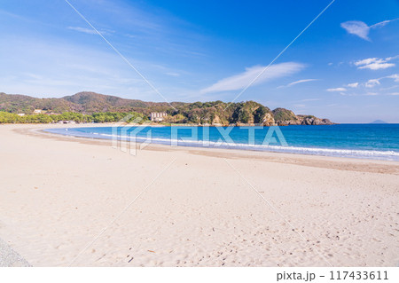 【静岡県】南伊豆 オフシーズンの弓ヶ浜海水浴場 【静岡県】南伊豆 オフシーズンの弓ヶ浜海水浴場 117433611