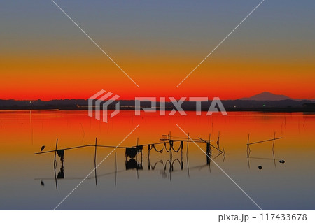 マジックアワーの空と筑波山を背景にした涸沼の風景　Ver3 117433678