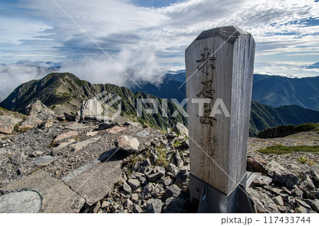 赤石岳山頂の標柱【南アルプス南部】 赤石岳山頂の標柱【南アルプス南部】 117433744