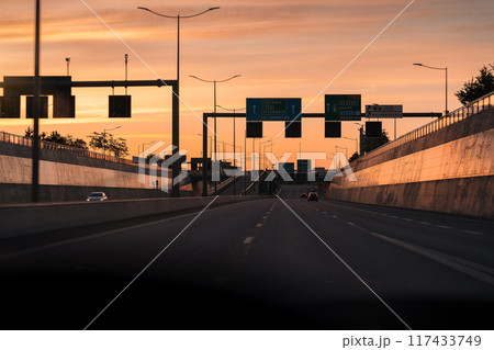 夕焼けの高速道路 117433749
