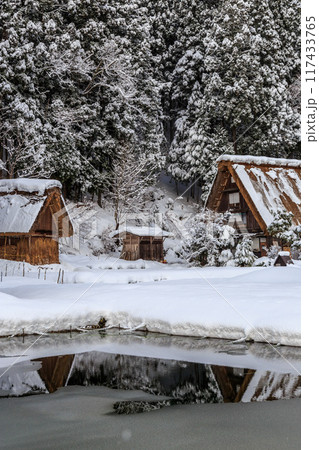 雪に覆われた冬の世界文化遺産 白川村(白川郷) 岐阜県 雪に覆われた冬の世界文化遺産 白川村(白川郷) 岐阜県 117433765
