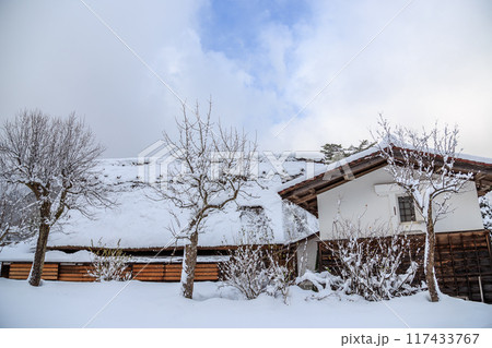 雪に覆われた冬の世界文化遺産 白川村(白川郷) 岐阜県 雪に覆われた冬の世界文化遺産 白川村(白川郷) 岐阜県 117433767