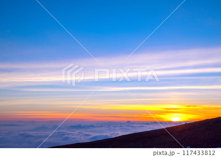 白山の日の出と雲海 白山の日の出と雲海 117433812