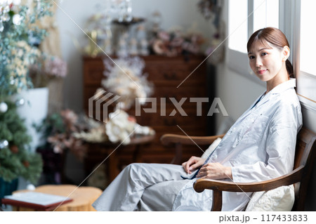 休憩する女性医師 117433833