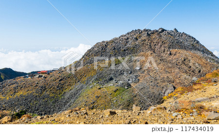 秋の鳥海山登山：新山と御室小屋 117434019