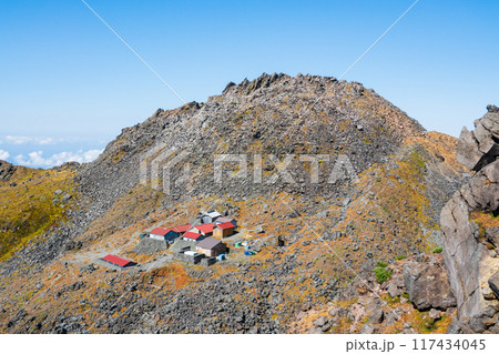 秋の鳥海山登山：新山と御室小屋 117434045