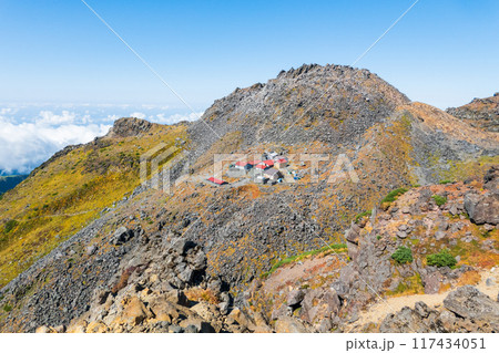 秋の鳥海山登山：新山と御室小屋 117434051