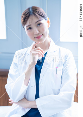 白衣を着た女性医師 117434064