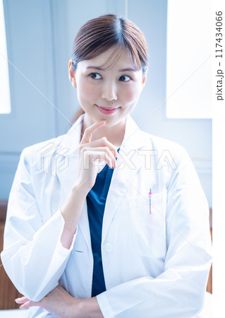 白衣を着た女性医師 117434066