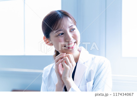 白衣を着た女性医師 白衣を着た女性医師 117434067