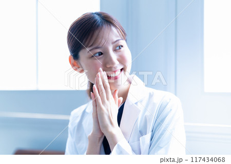白衣を着た女性医師 白衣を着た女性医師 117434068