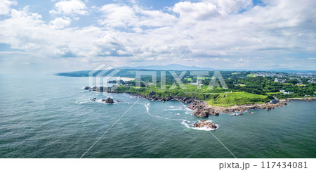 空撮「青森県」八戸市の美しい種差海岸沿いを撮影 117434081