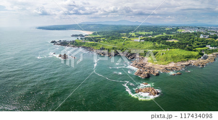 空撮「青森県」八戸市の美しい種差海岸沿いを撮影 117434098