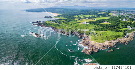 空撮「青森県」八戸市の美しい種差海岸沿いを撮影 117434101