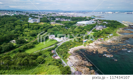 空撮「青森県」八戸市の美しい種差海岸沿いを撮影 117434107