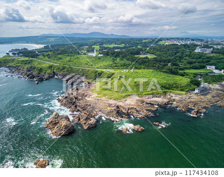 空撮「青森県」八戸市の美しい種差海岸沿いを撮影 117434108