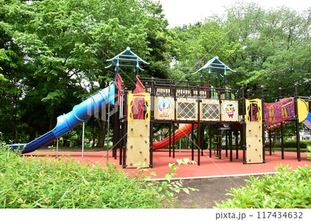綾瀬市　城山公園（早川城跡）レクレーション広場の複合遊具と新緑 117434632