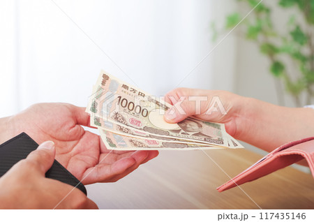お金を渡す主婦と受け取る夫 お金を渡す主婦と受け取る夫 117435146