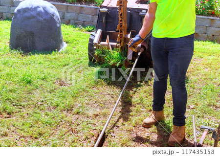 Tuneless laying of communications fiber optics using horizontal directional drilling machine before installing an underground network 117435158