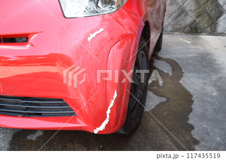 車のキズの補修途中でパテを塗った状態 車のキズの補修途中でパテを塗った状態 117435519