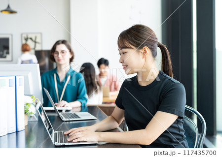 オフィスで働く若い女性のエンジニア　 117435700
