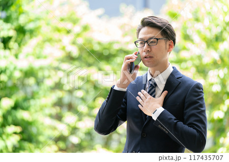 ビジネスマン　スマホ　通話　トラブル 117435707