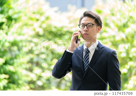 ビジネスマン　スマホ　通話　トラブル 117435709