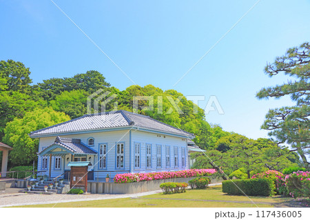 愛知県蒲郡市、海辺の文学記念館とつつじの風景 愛知県蒲郡市、海辺の文学記念館とつつじの風景 117436005