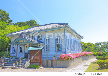 愛知県蒲郡市、海辺の文学記念館とつつじの風景 愛知県蒲郡市、海辺の文学記念館とつつじの風景 117436008