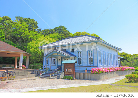 愛知県蒲郡市、海辺の文学記念館とつつじの風景 117436010