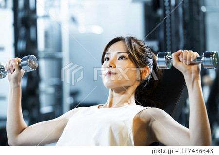 スポーツジムでトレーニングする若い女性 スポーツジムでトレーニングする若い女性 117436343