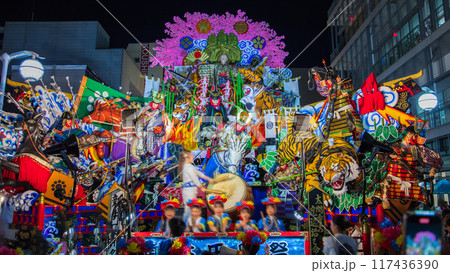「青森県」山車の夜間展示運行　八戸三社大祭・夏 117436390