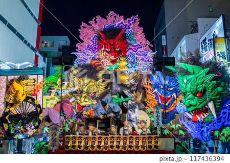 「青森県」山車の夜間展示運行　八戸三社大祭・夏 117436394