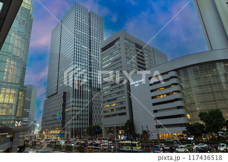 大阪駅前、ツインタワーズの阪神百貨店側を見た夕景、6月28日、日本 117436518