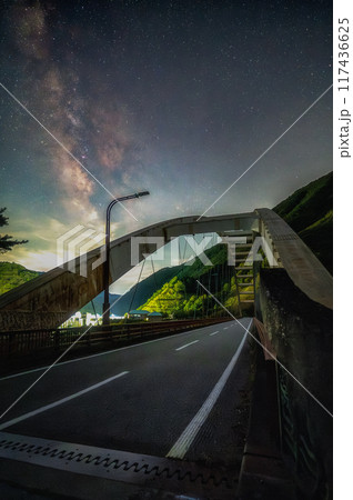 清里近郊の夏の天の川 117436625