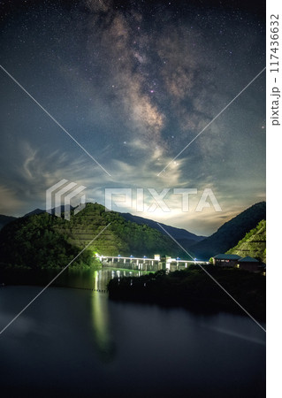 清里近郊の夏の天の川 117436632