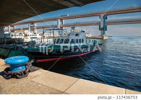 神戸港、みなと公園側から見た夕景、水先案内船6月25日、日本 117436753