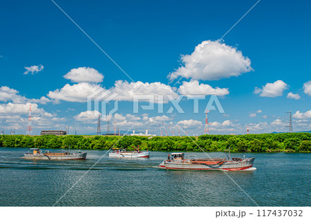 淀川で砂利採取作業をする船　 117437032