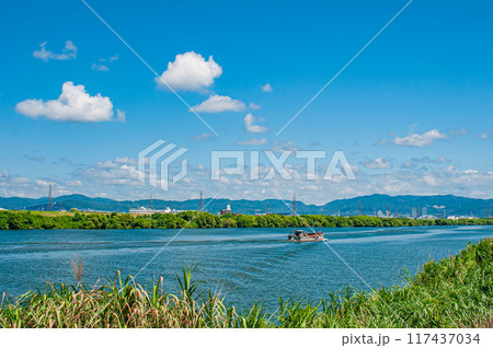 淀川を遡上する砂利採取船 淀川を遡上する砂利採取船 117437034