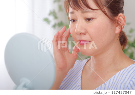 目尻の老化を気にするミドル女性 目尻の老化を気にするミドル女性 117437047