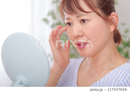 目尻の老化を気にするミドル女性 目尻の老化を気にするミドル女性 117437049