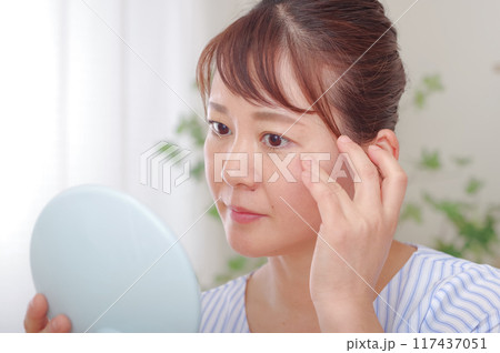 目尻の老化を気にするミドル女性 117437051