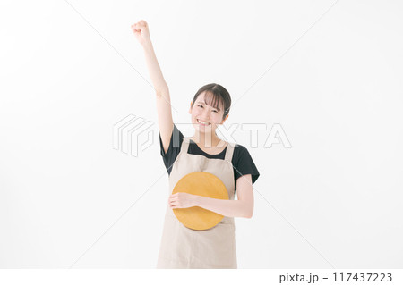エプロンをつけた女性カフェスタッフ エプロンをつけた女性カフェスタッフ 117437223